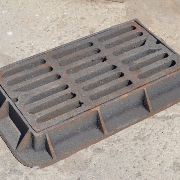 Чугунная решетка сливная для канализации дождеприемник ДМ ДК Дб